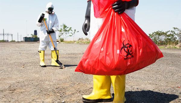 retirada de residuos biopeligrosos con EPIs